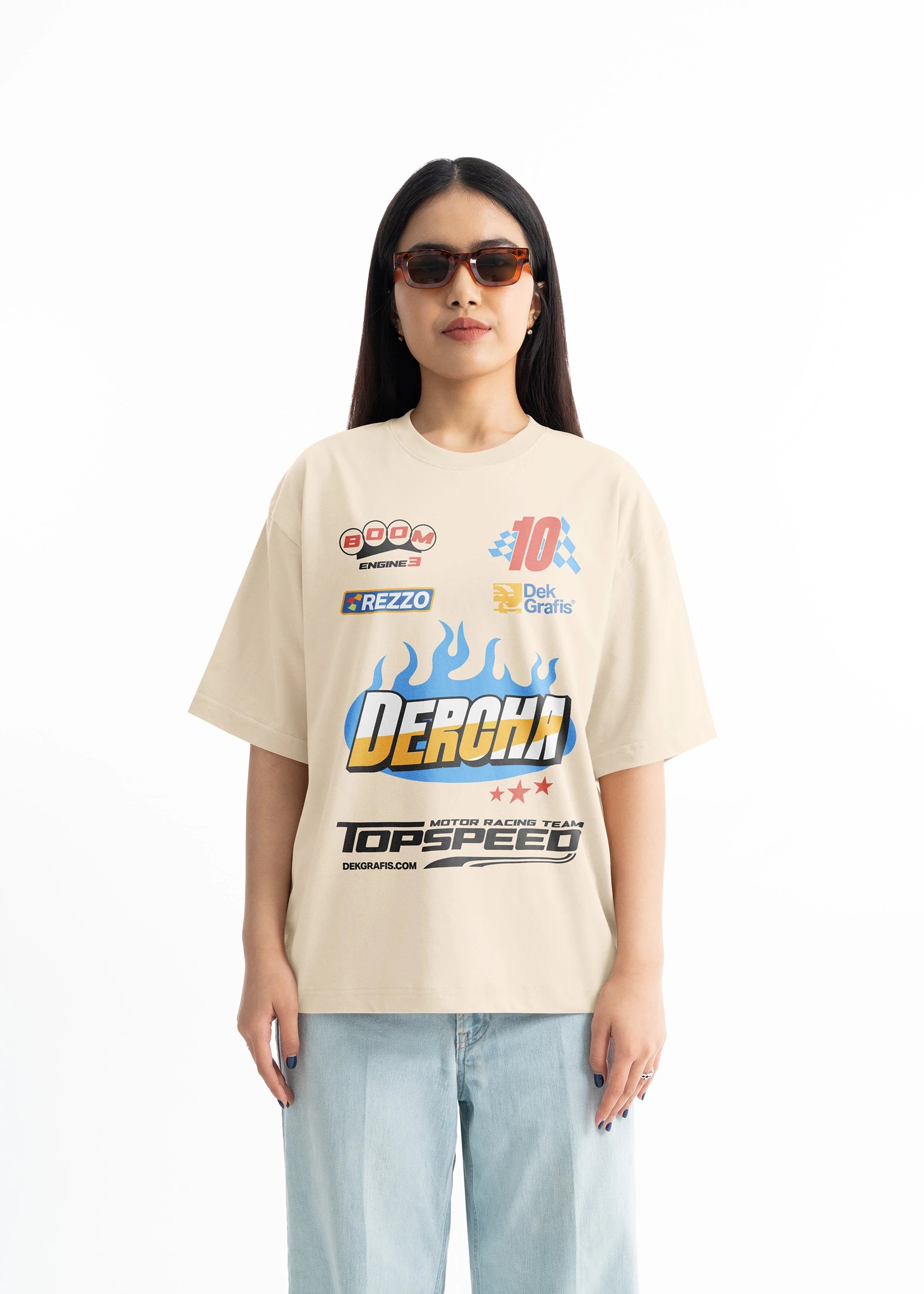 5 Premium Oversized Tees Woman Mockups 2025